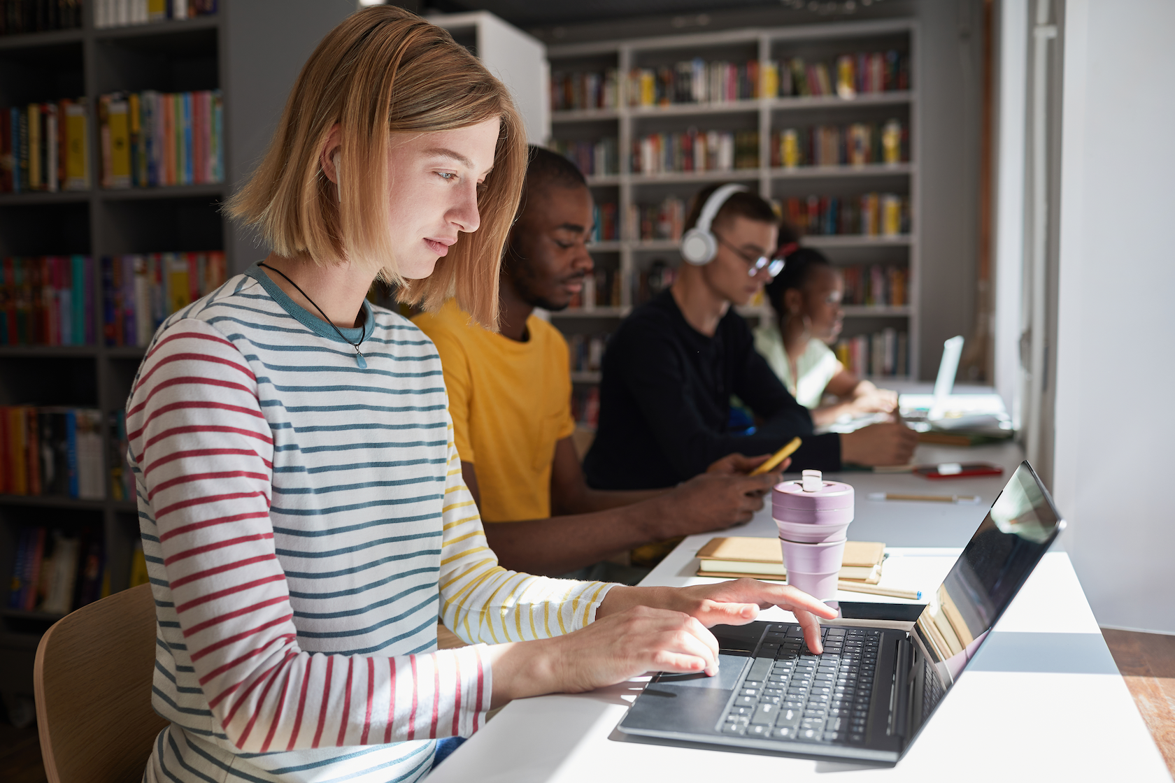 student_on_computer_studying_in_library