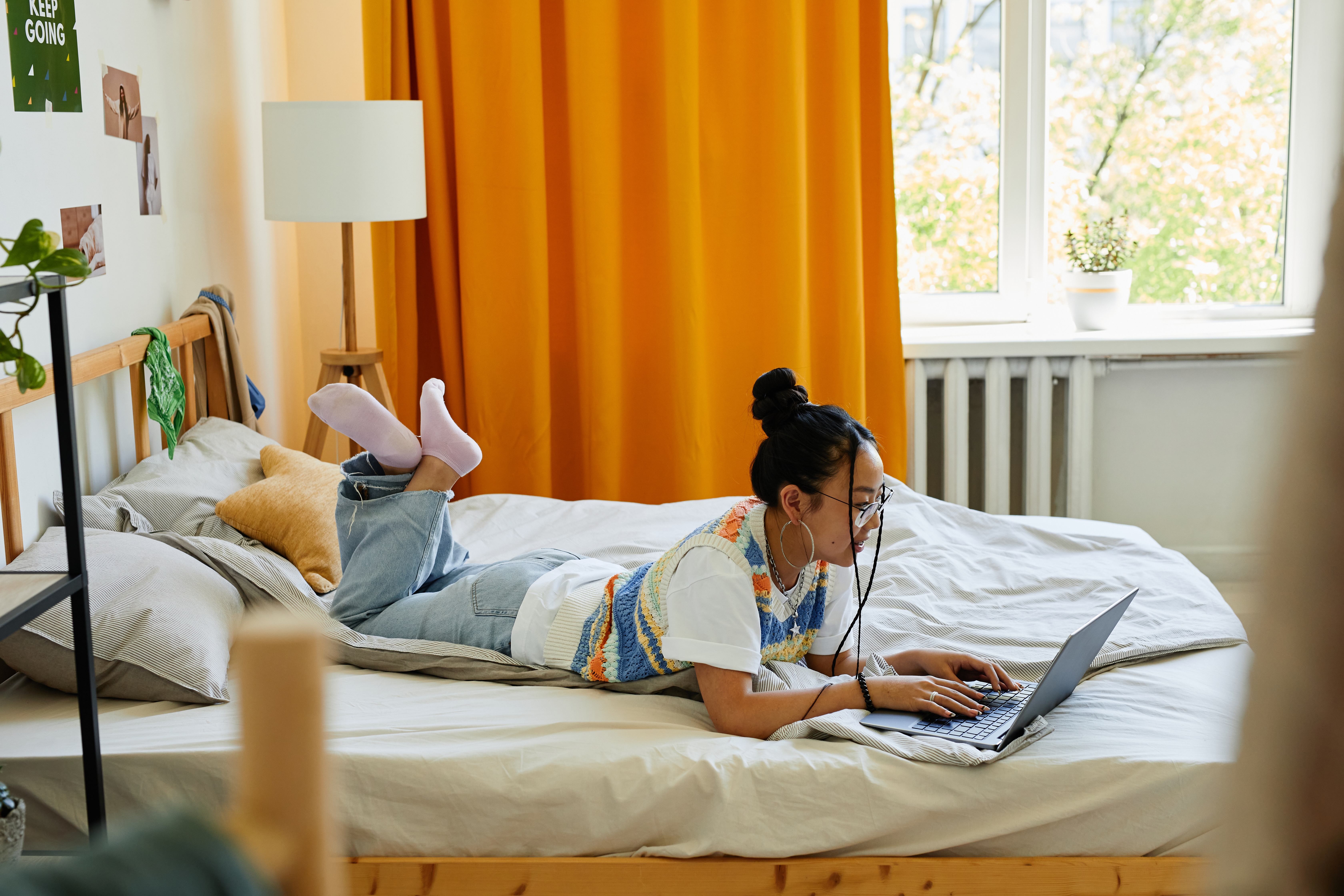 teenager_in_room_on_laptop